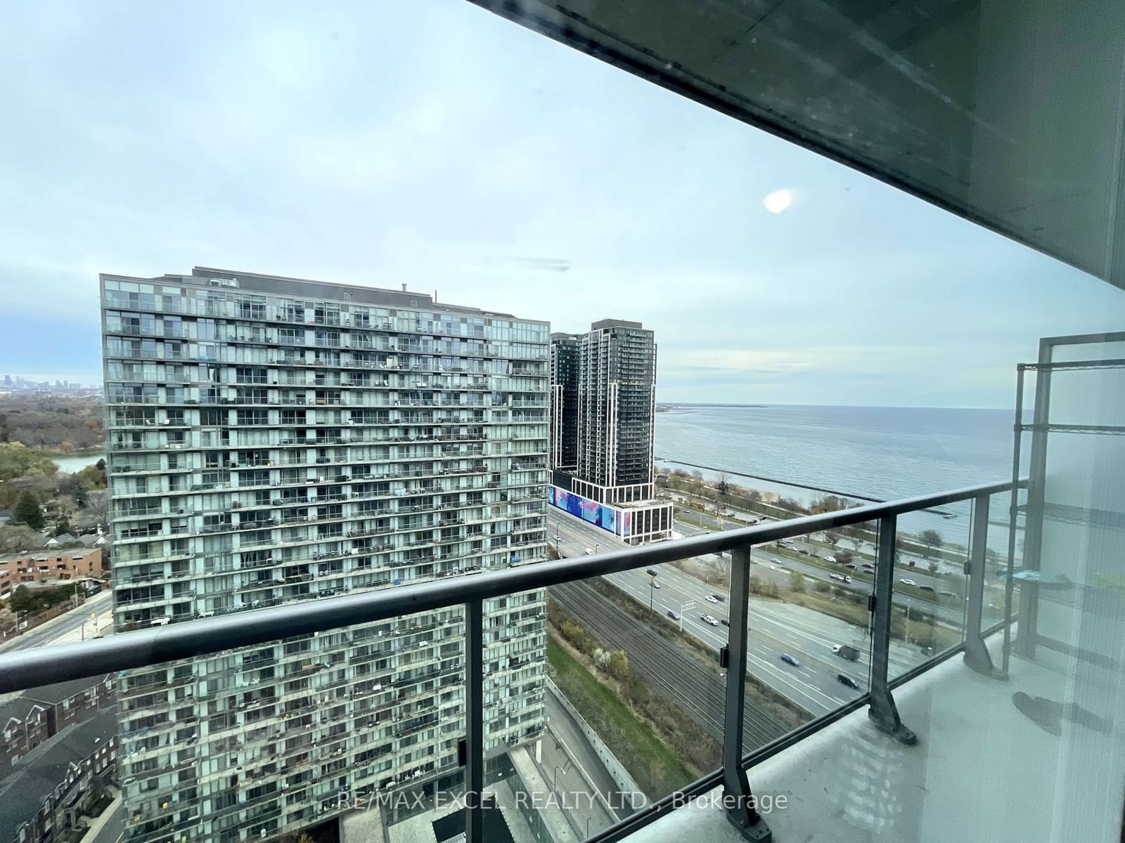 105 The Queensway Ave, unit 2515 for rent