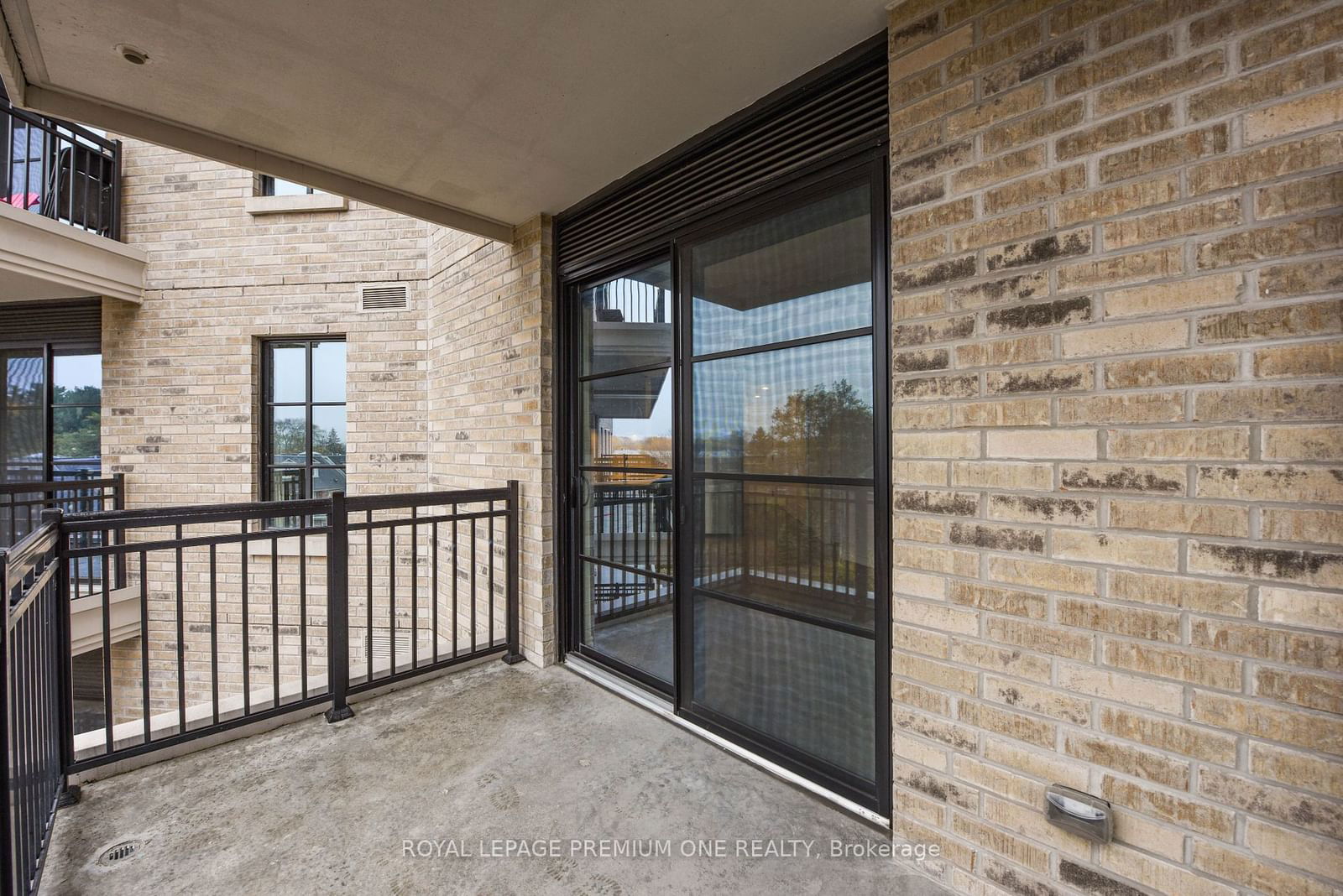 571 Prince Edward Dr N, unit 401 for rent