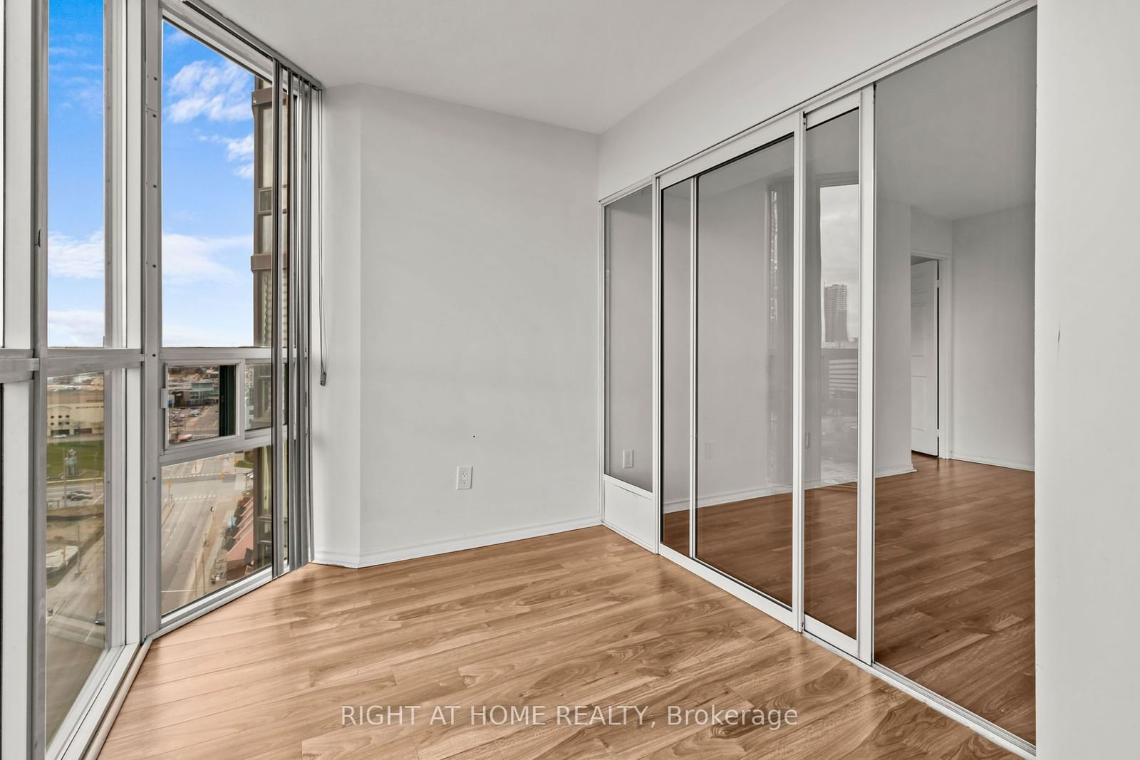 285 Enfield Pl, unit 1904 for sale