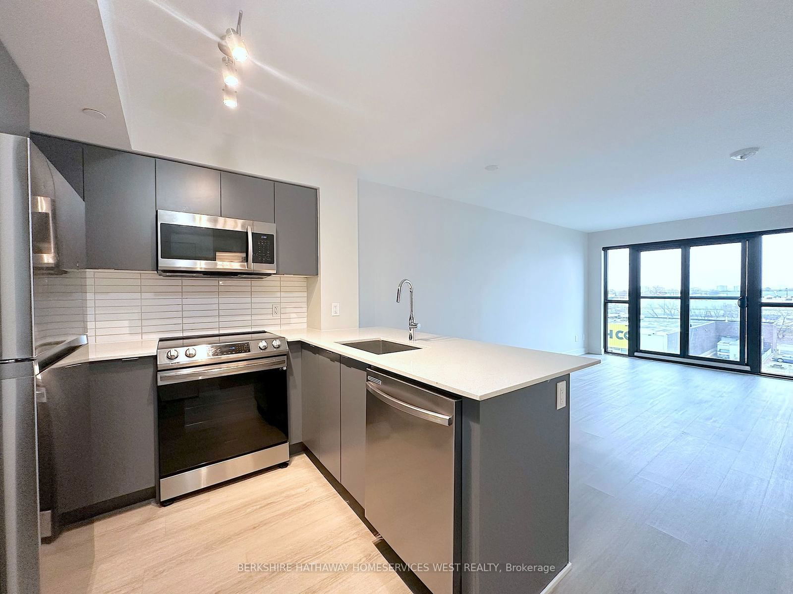 3385 Dundas St W, unit 515 for rent