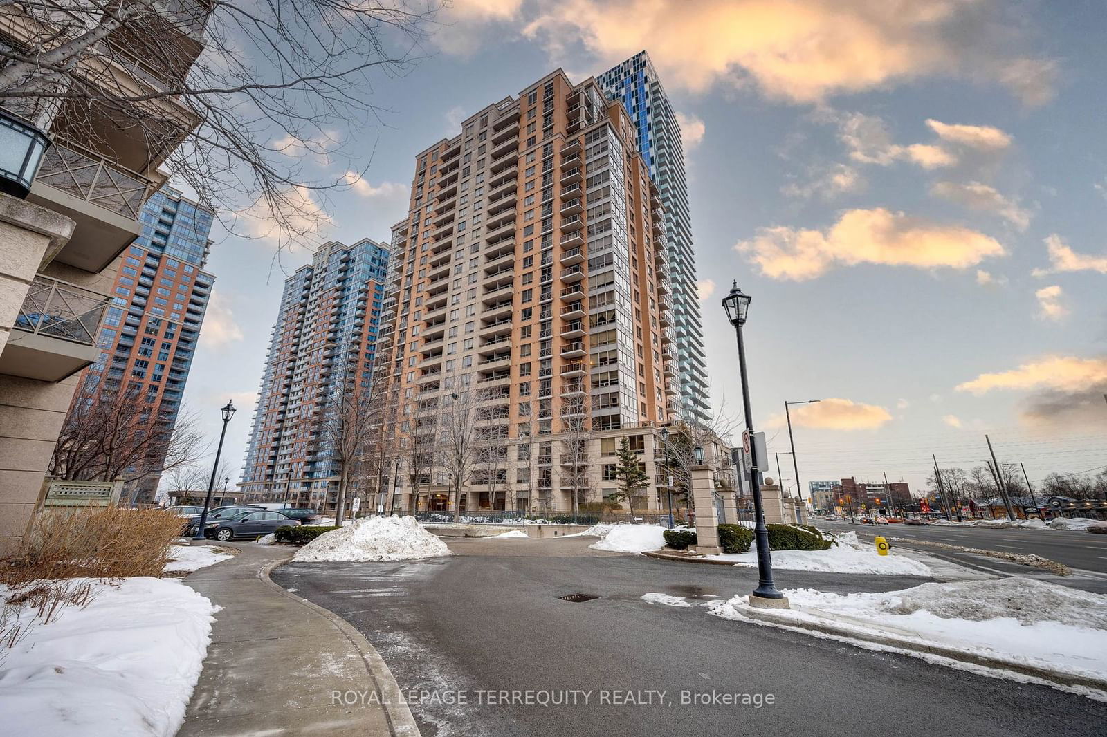 5233 Dundas St W, unit 524 for sale