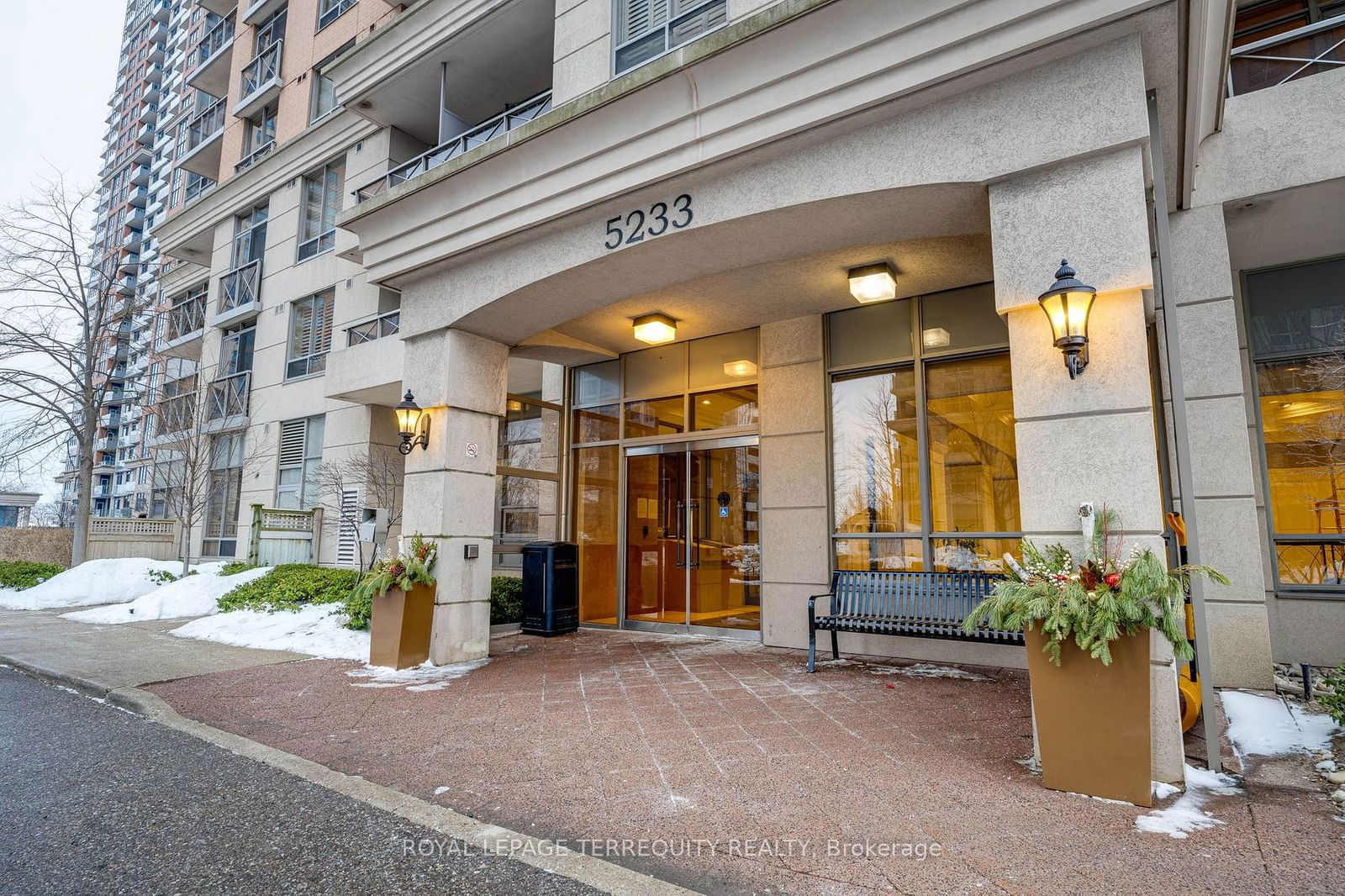 5233 Dundas St W, unit 524 for sale