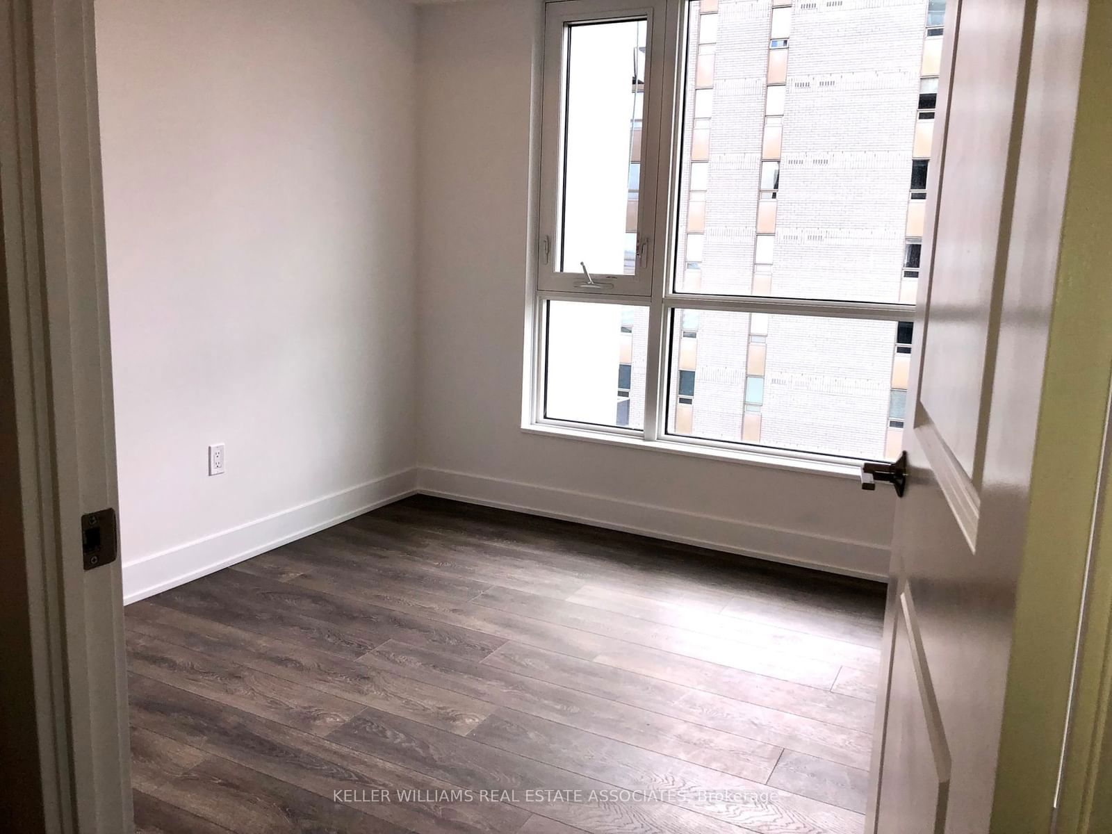 202 Burnhamthorpe Rd E, unit 1004 for rent