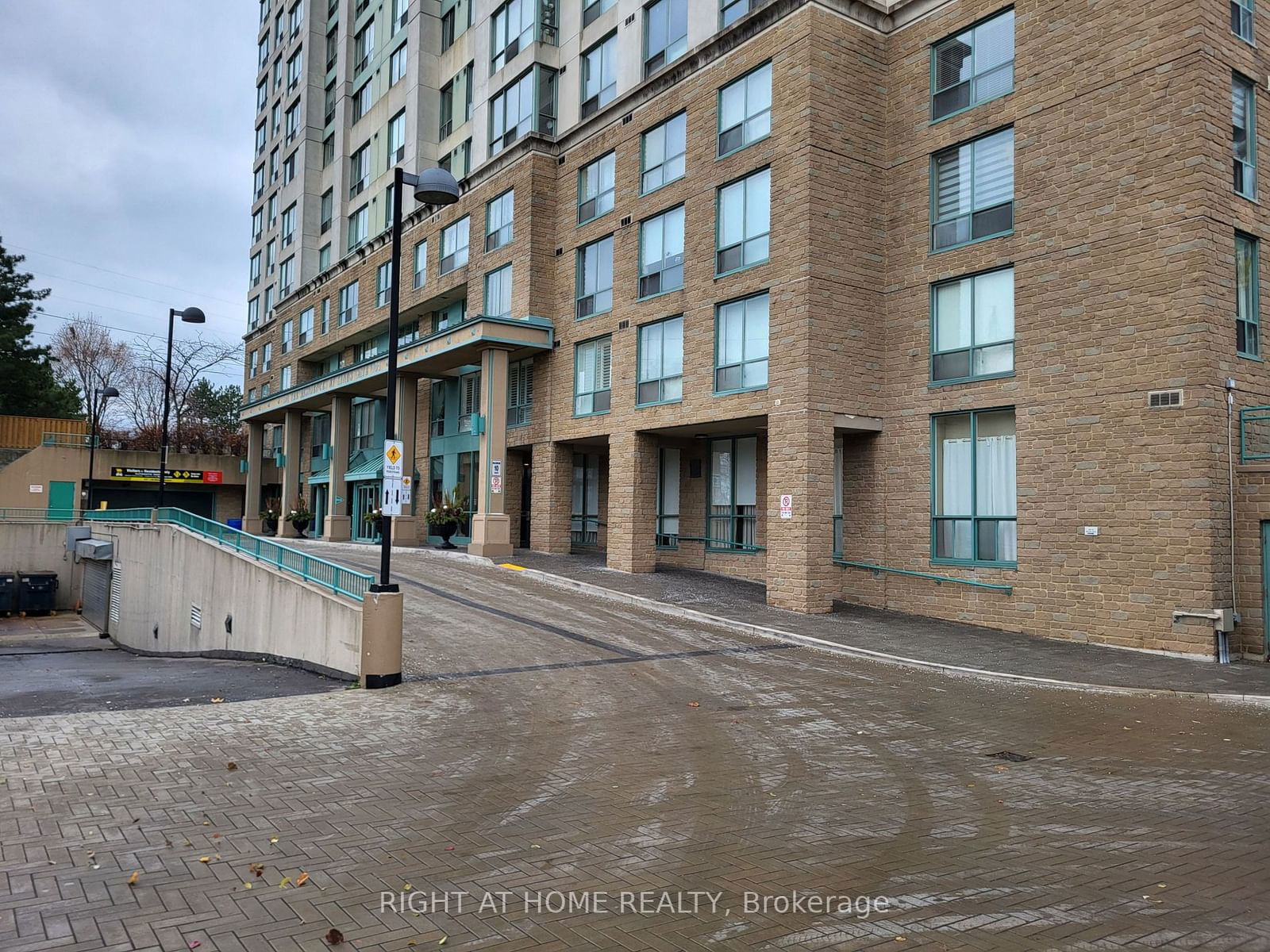 101 Subway Cres, unit 1607 for rent