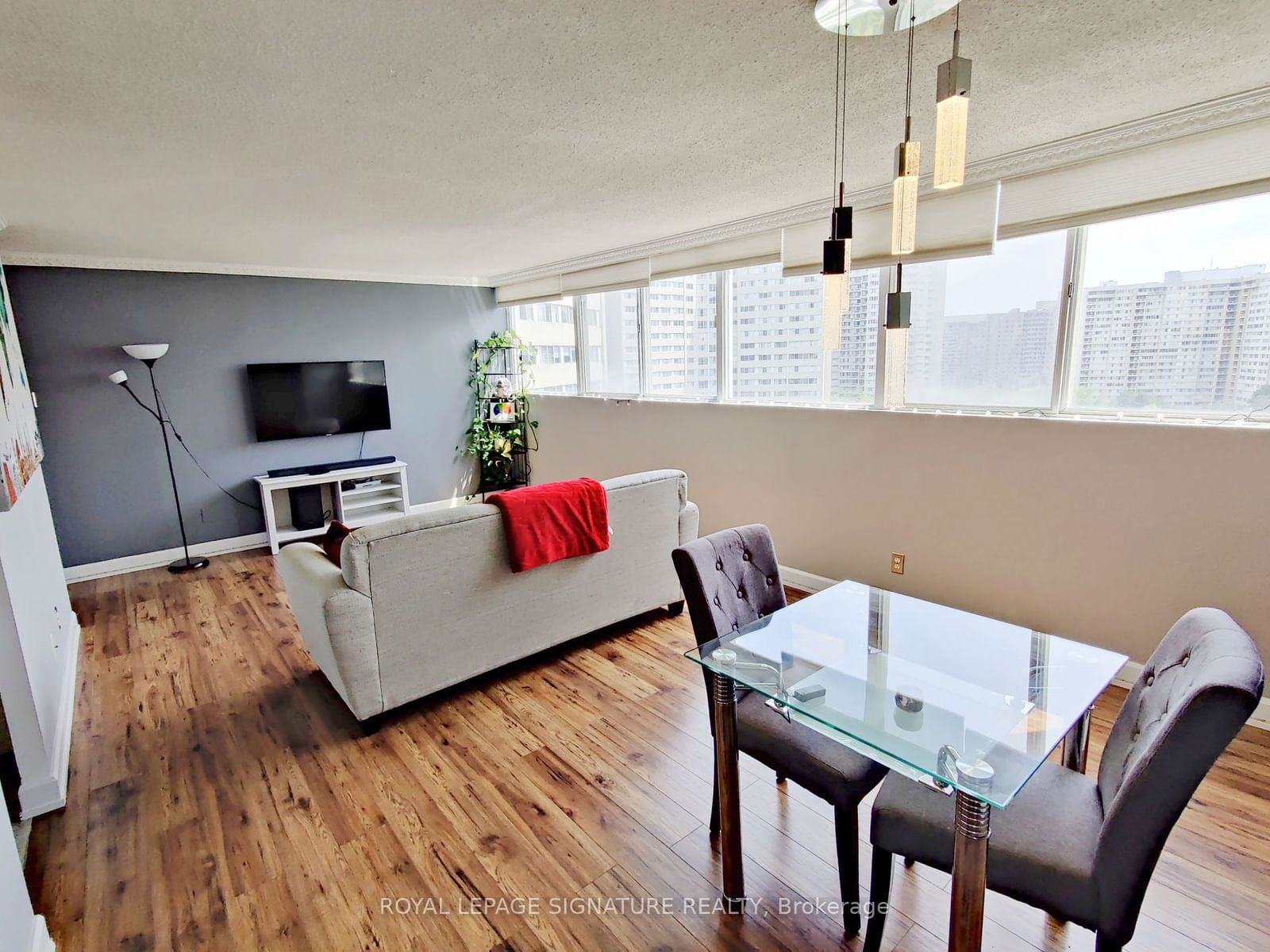 3700 Kaneff Cres, unit 1207 for rent