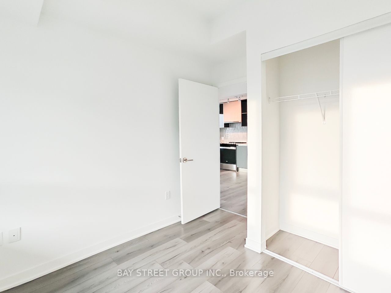 395 Dundas St W, unit 827 for rent