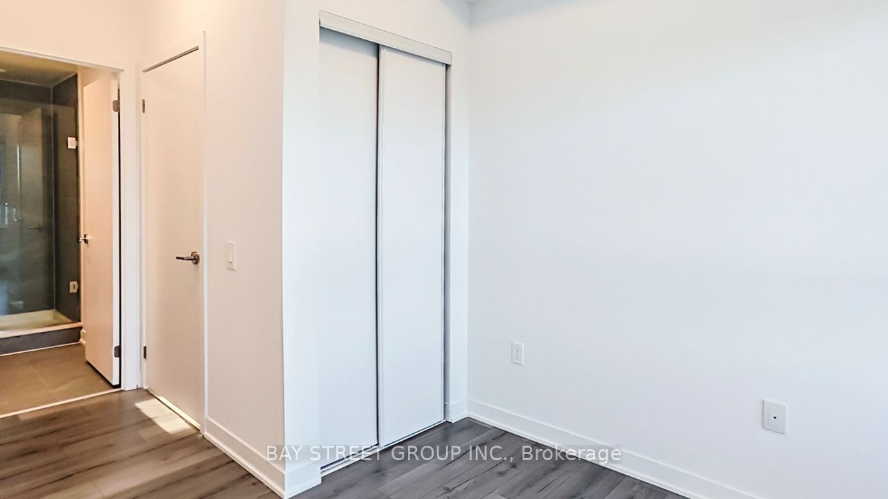 395 Dundas St W, unit 827 for rent