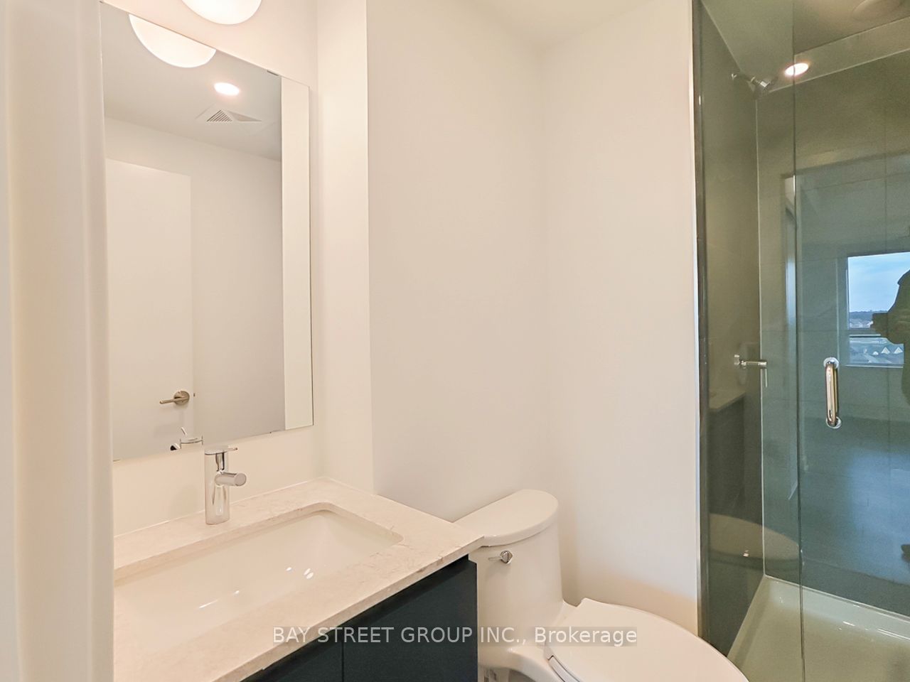 395 Dundas St W, unit 827 for rent