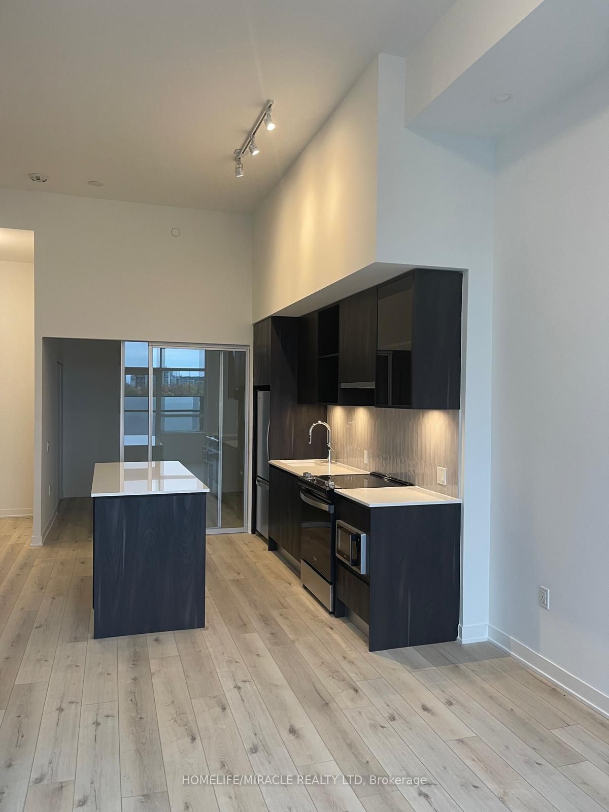 395 Dundas St W, unit 133 for rent