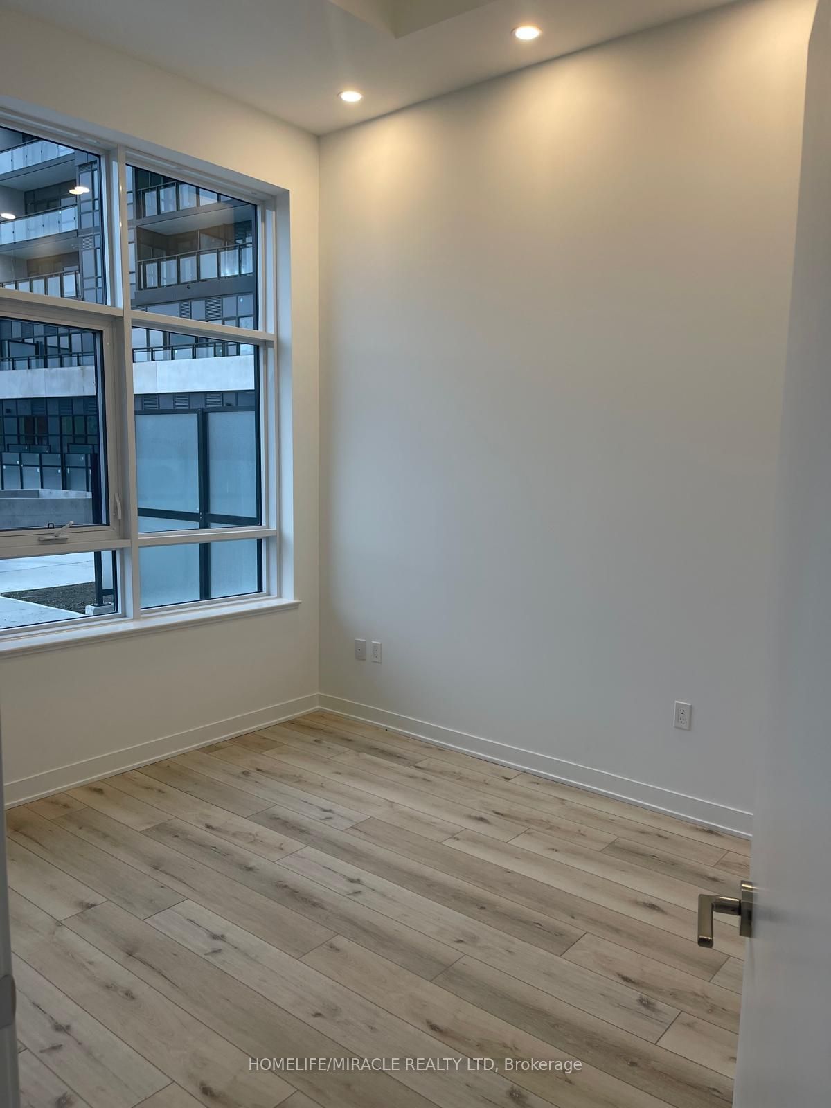 395 Dundas St W, unit 133 for rent