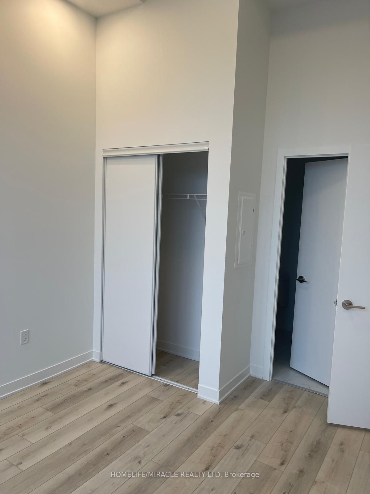 395 Dundas St W, unit 133 for rent