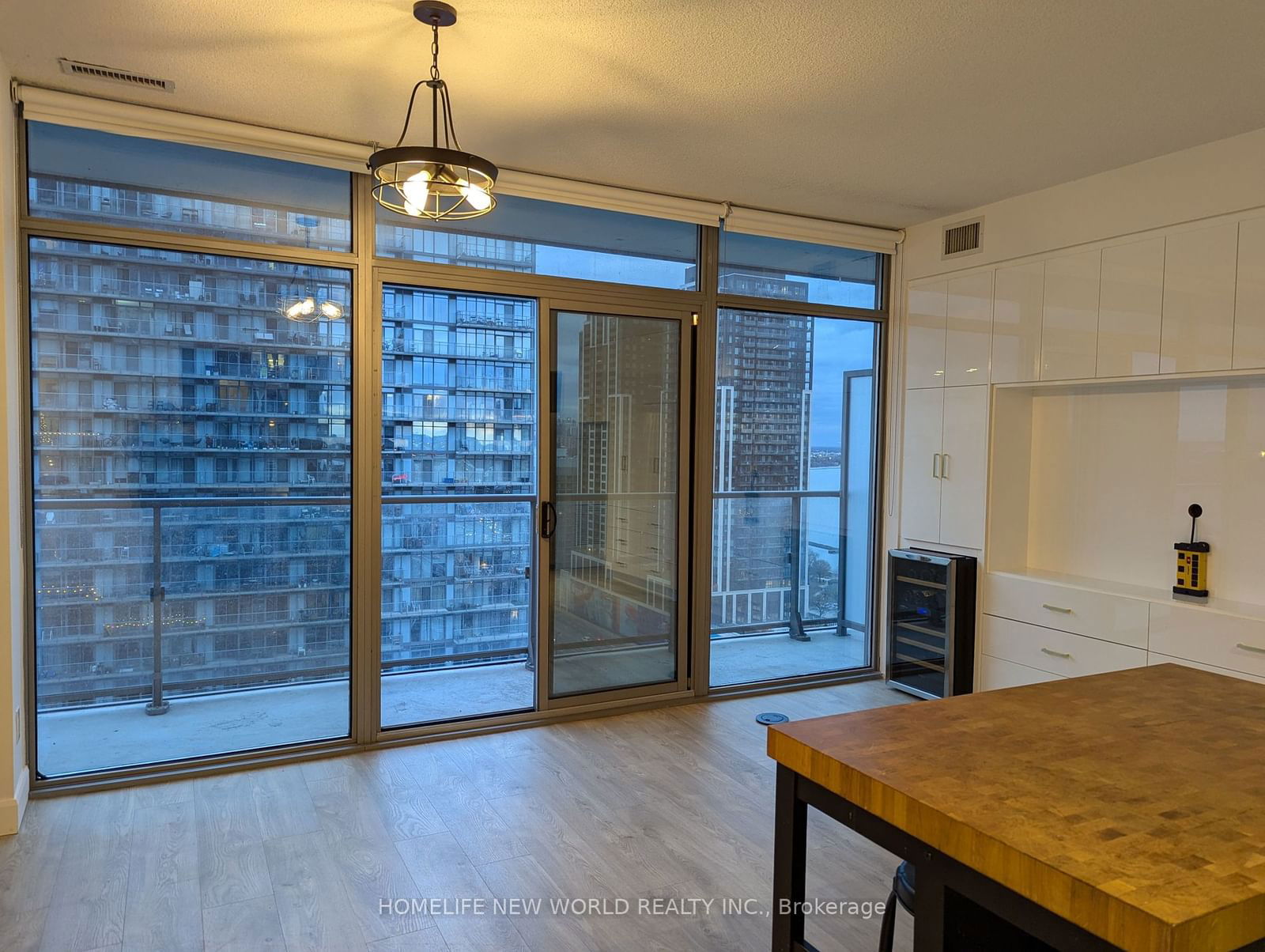 105 The Queensway Ave S, unit 2316 for rent