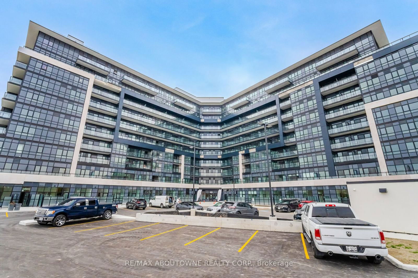 395 Dundas St W, unit 105 for rent