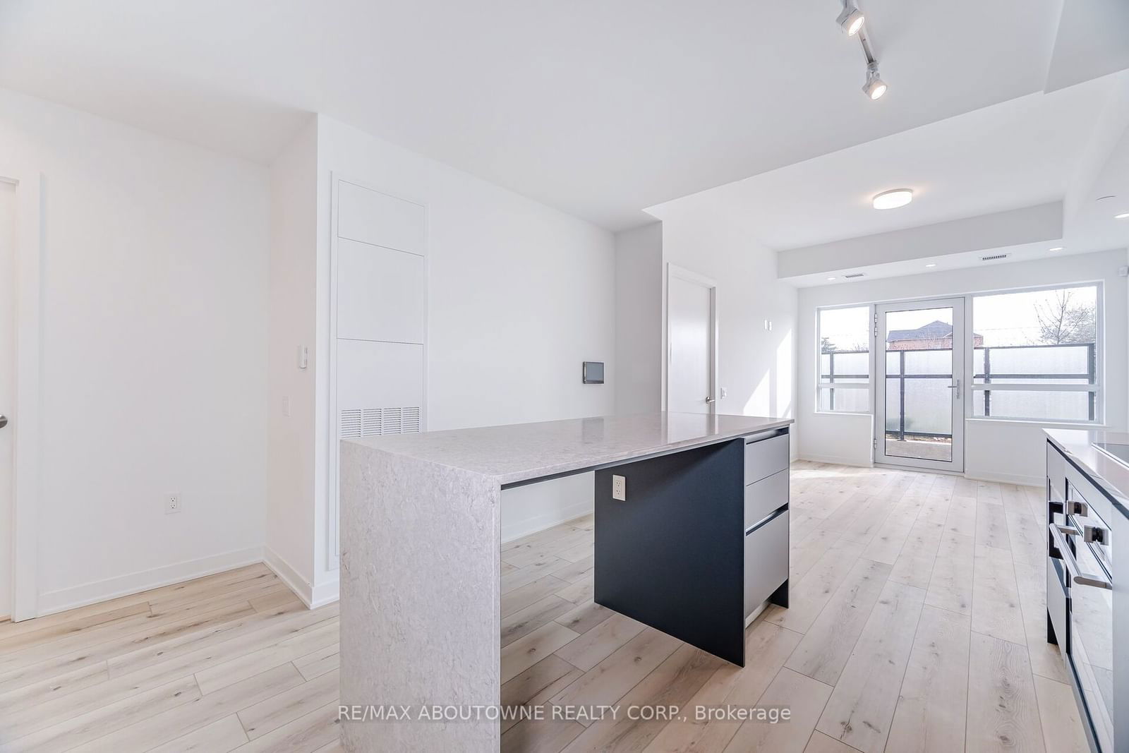 395 Dundas St W, unit 105 for rent