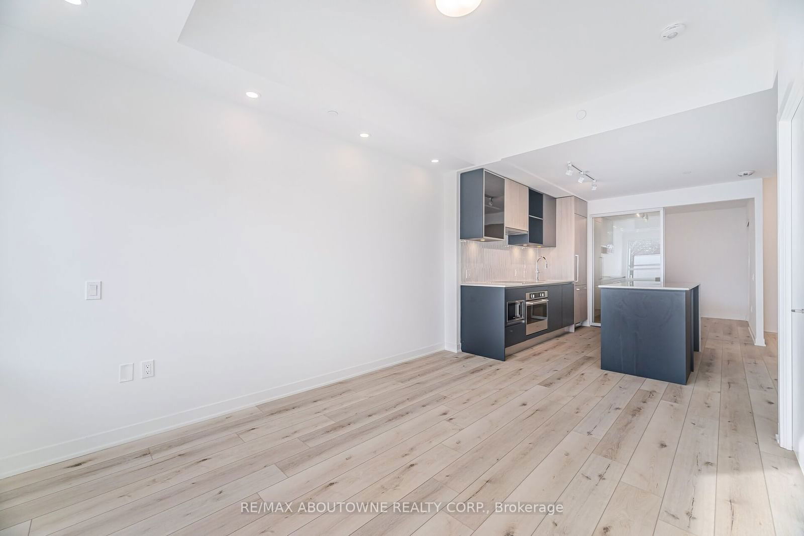 395 Dundas St W, unit 105 for rent