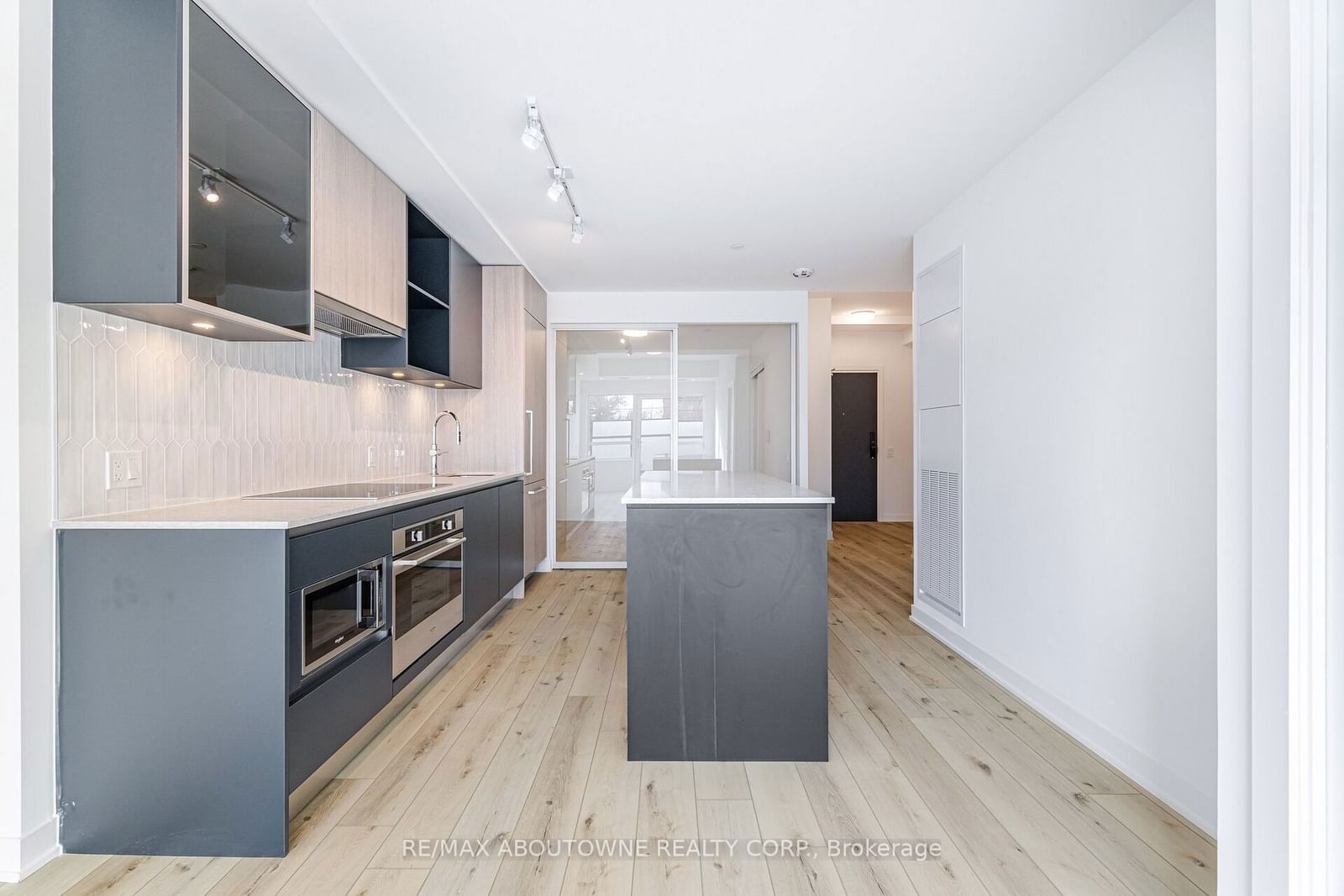 395 Dundas St W, unit 105 for rent