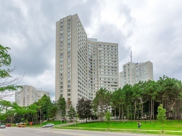 3700 Kaneff Cres, unit 1707 for rent