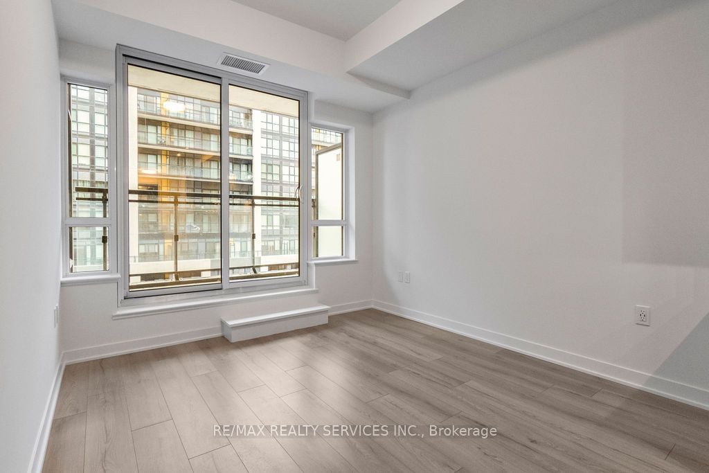 395 Dundas St W, unit 421 for rent