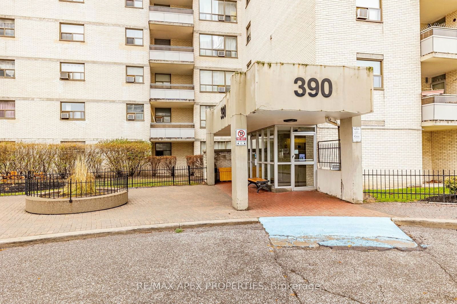 390 Dixon Rd, unit 402 for rent