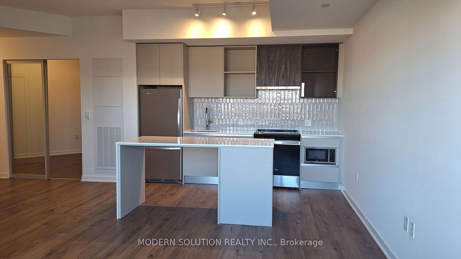 395 Dundas St W, unit 501 for rent