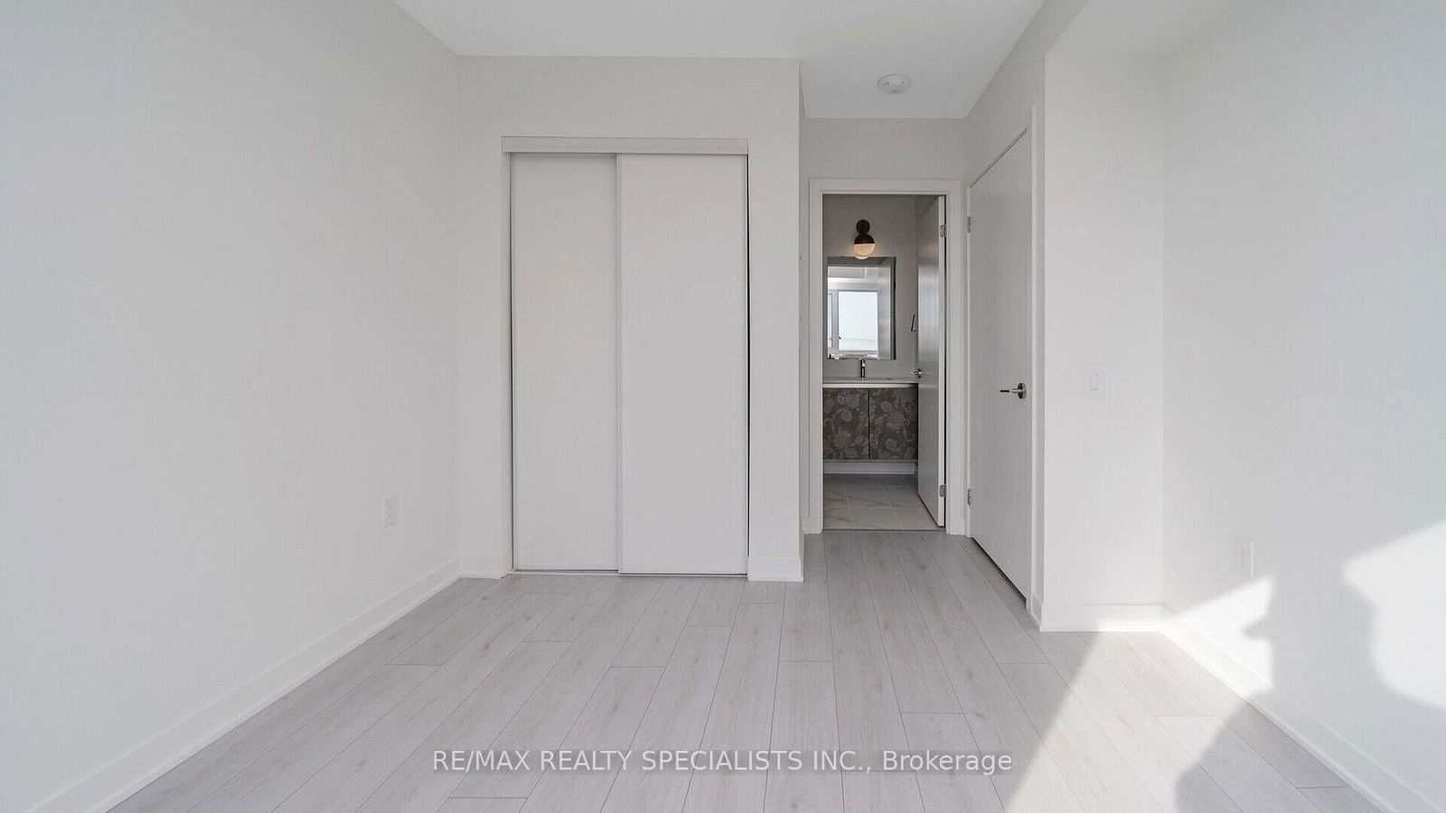 395 Dundas St W, unit 313 for rent