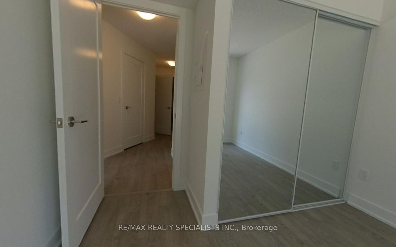 9 Mabelle Ave, unit 422 for rent