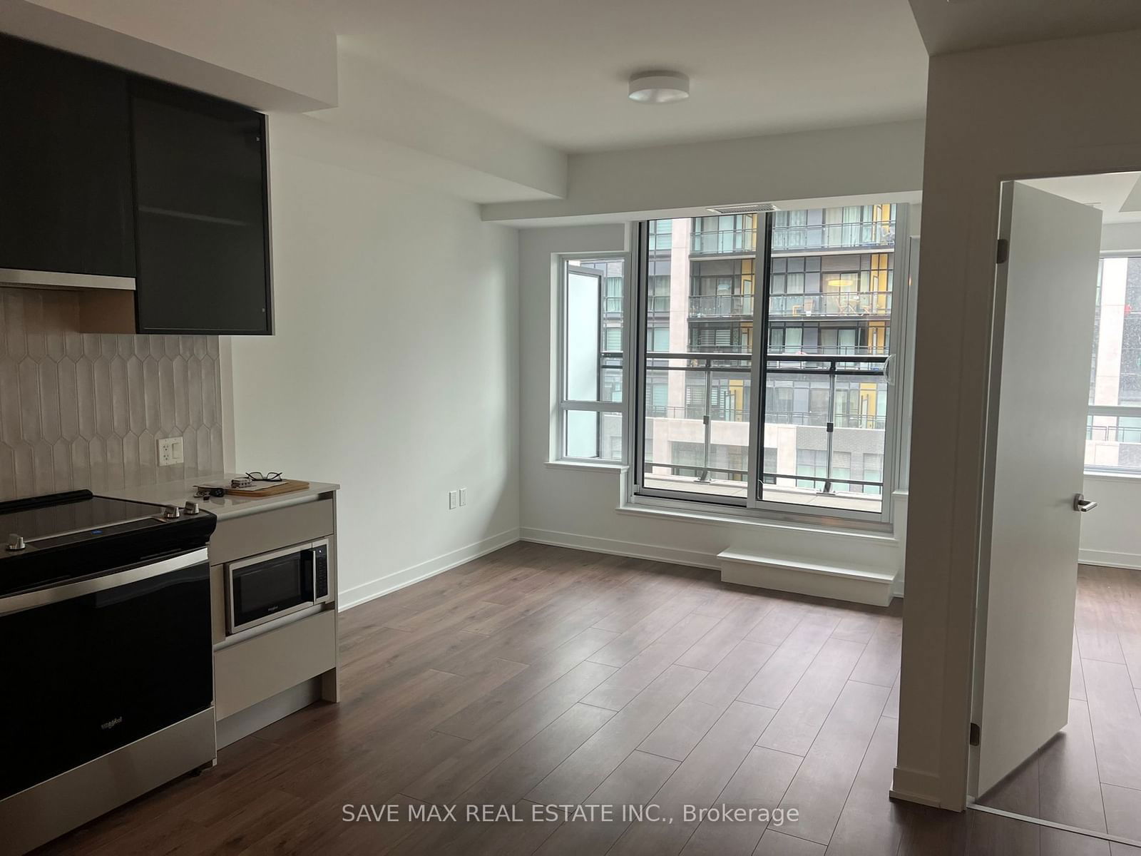 395 DUNDAS St W, unit 424 for rent