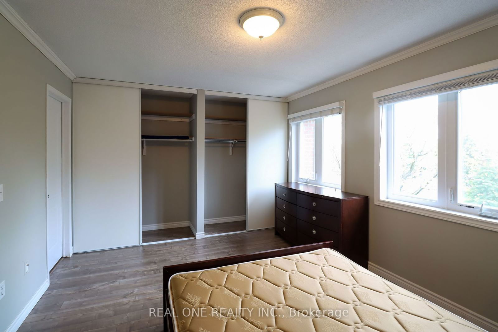 833 Scollard Crt, unit 100 for rent