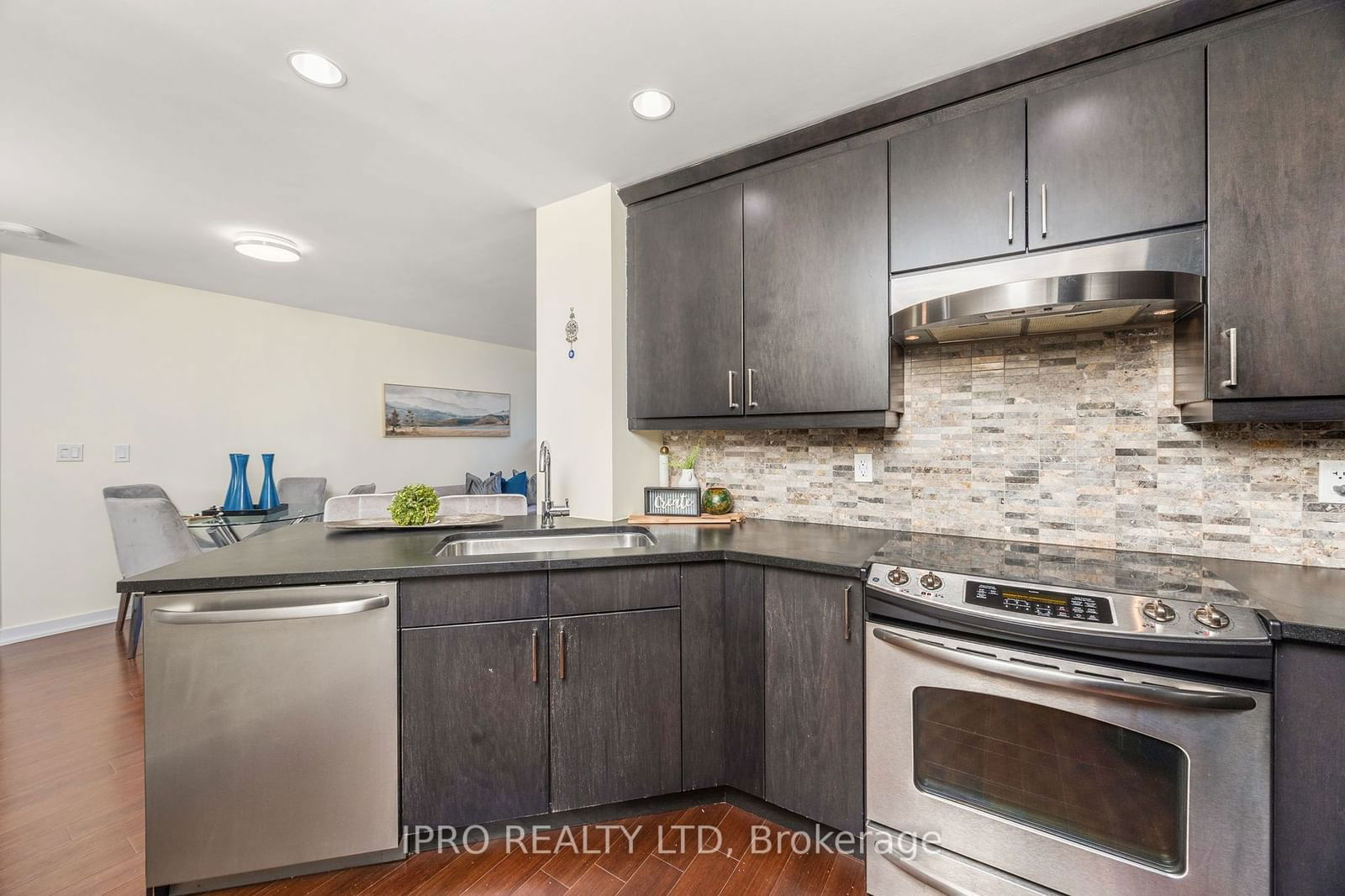 551 Maple Ave, unit 814 for sale