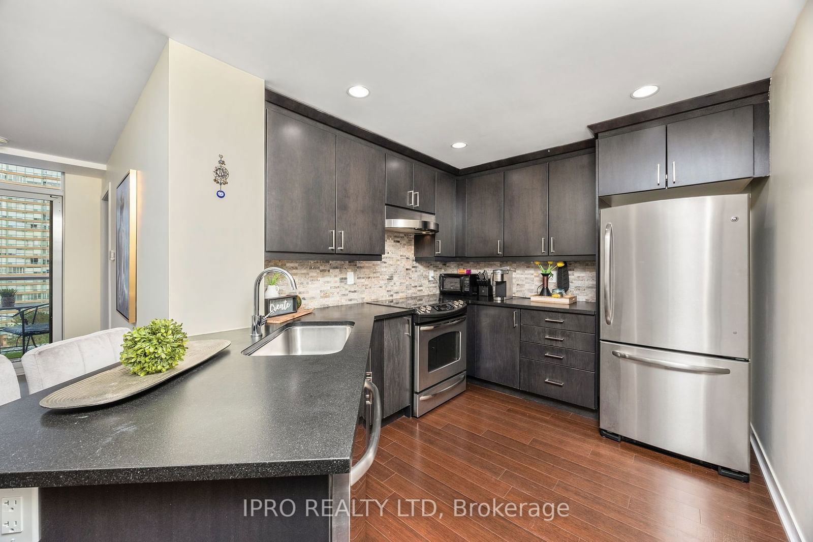 551 Maple Ave, unit 814 for sale