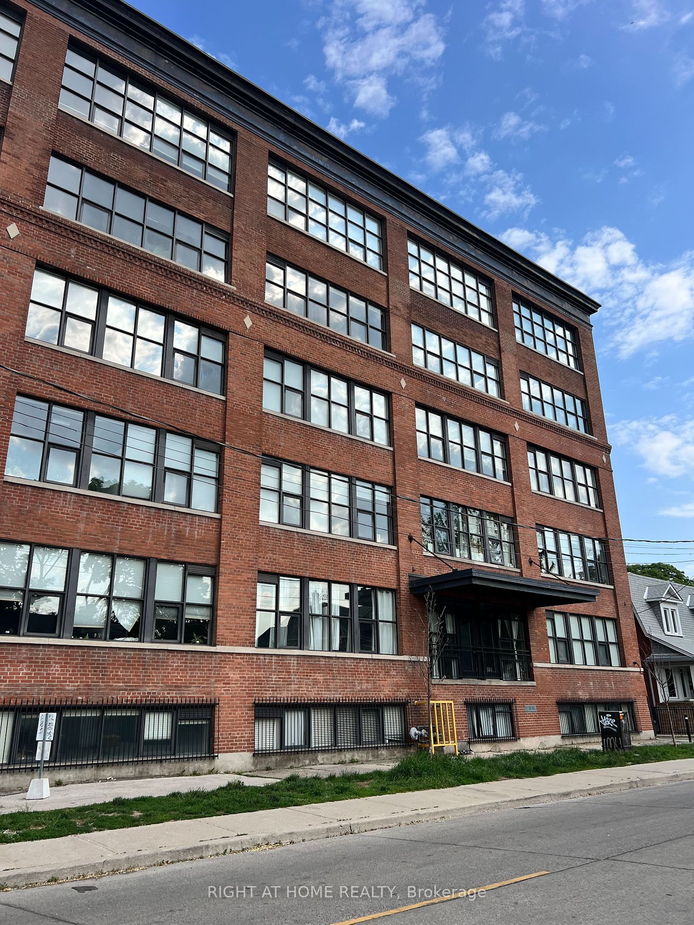 2154 Dundas St W, unit 406 for rent