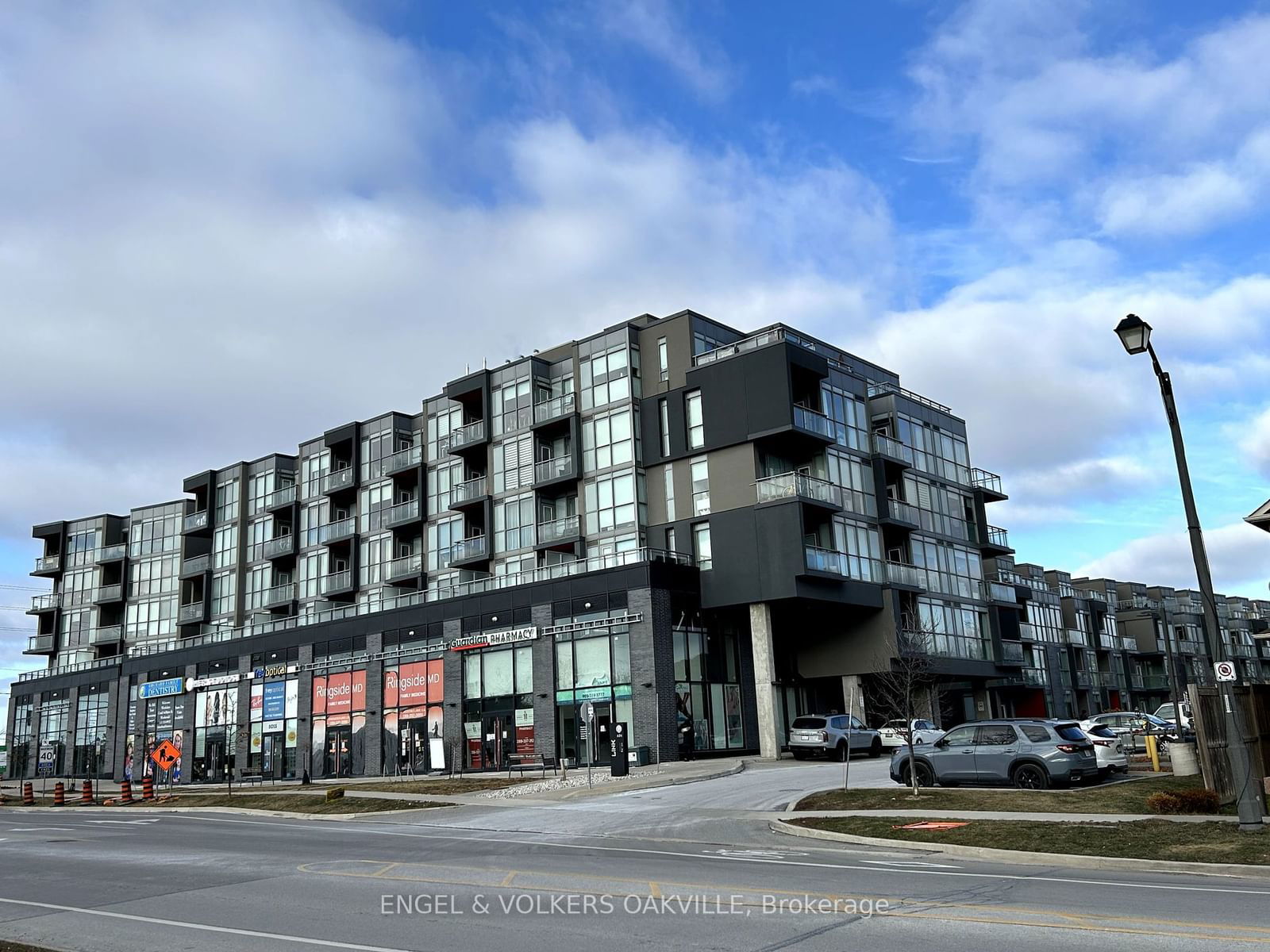 5220 Dundas St, unit 611 for rent