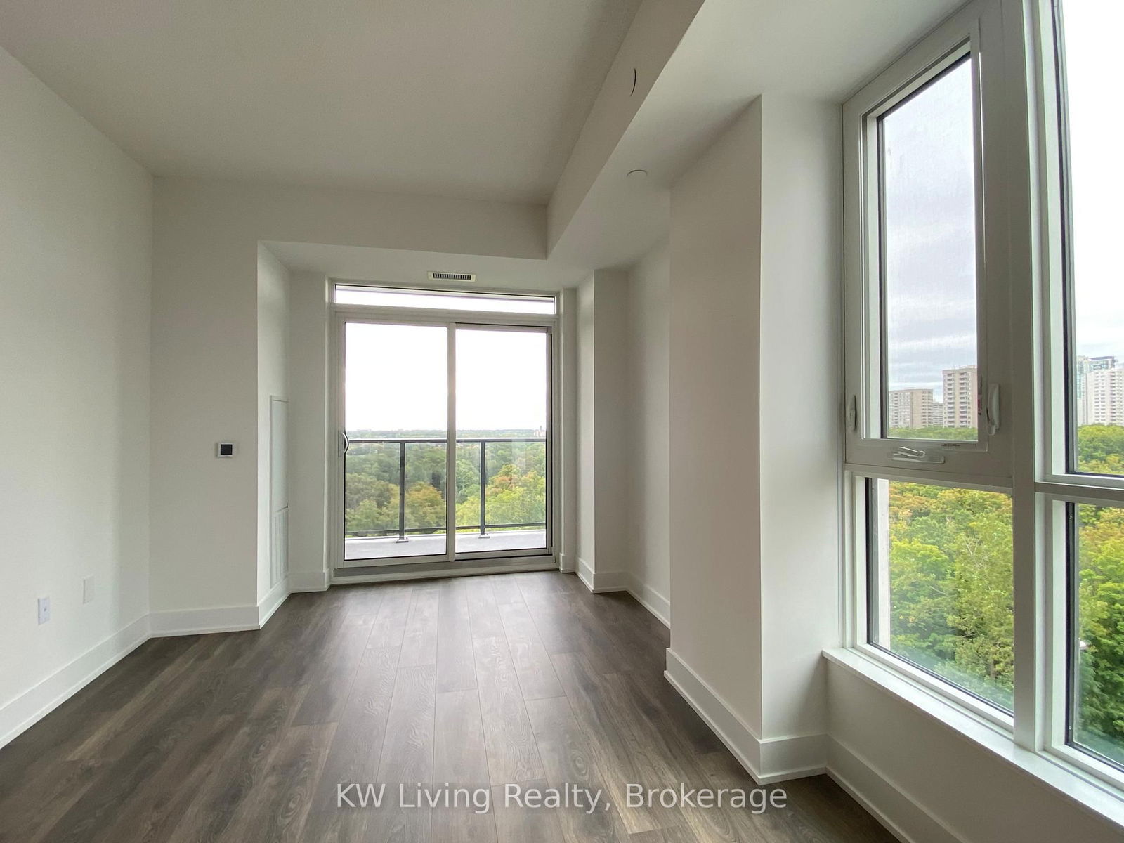 202 Burnhamthorpe Rd E, unit 902 for rent