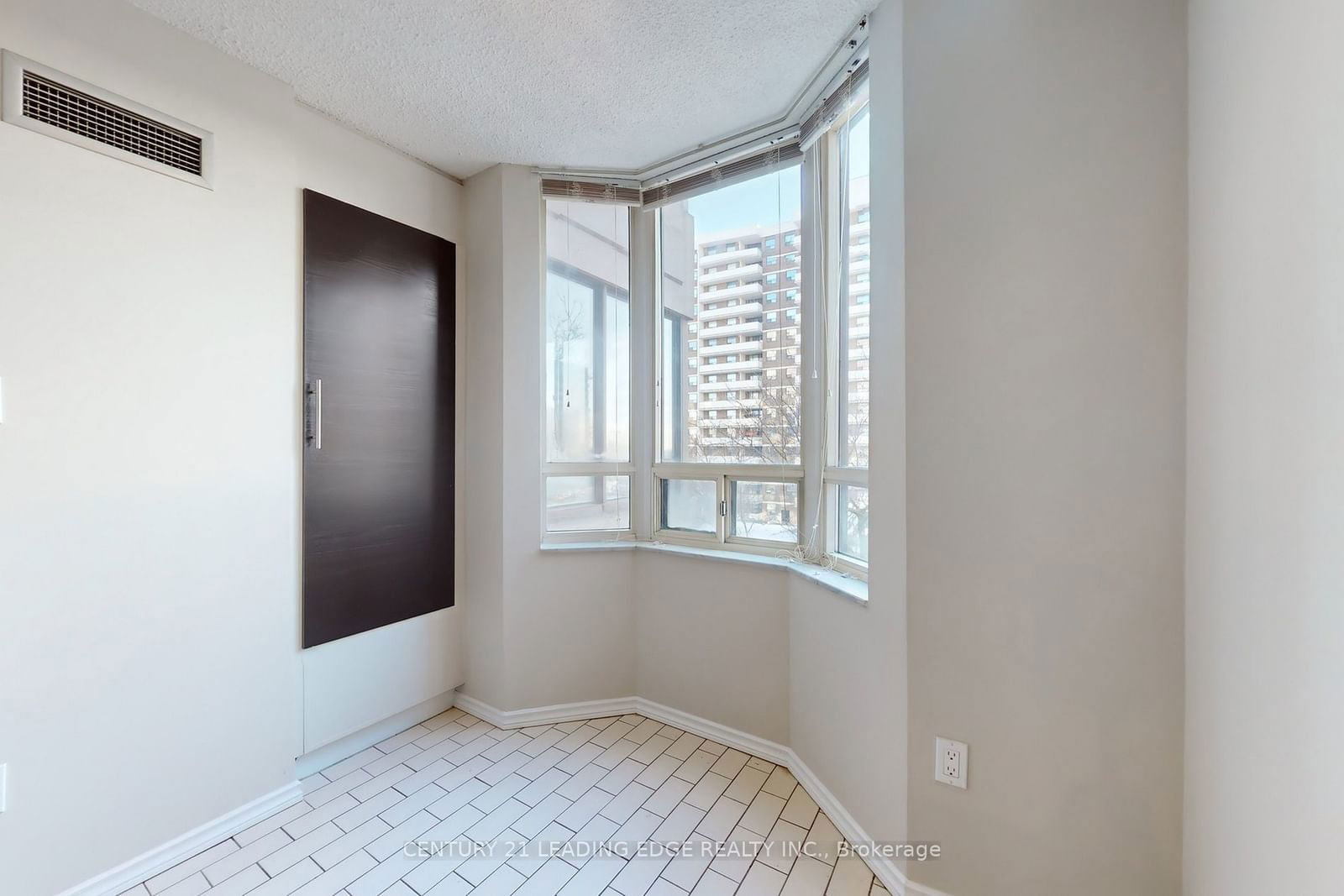 5 Lisa St, unit 401 for sale