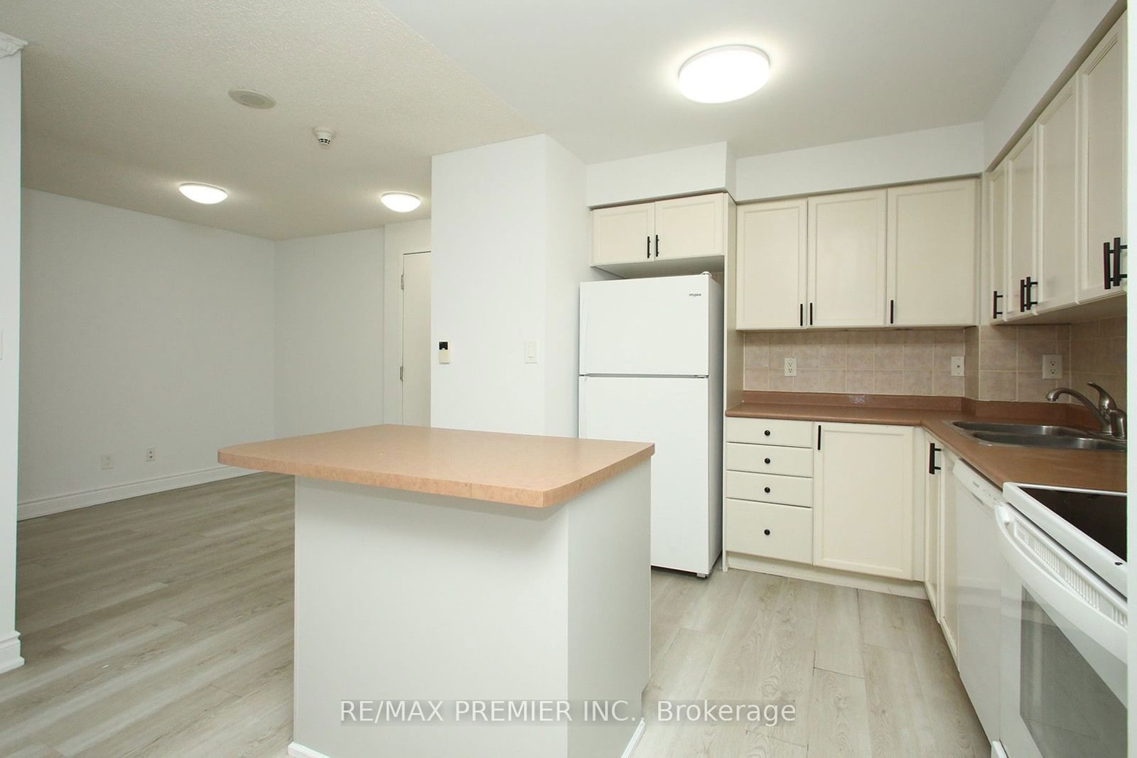 3880 Duke Of York Blvd, unit 1002 for rent