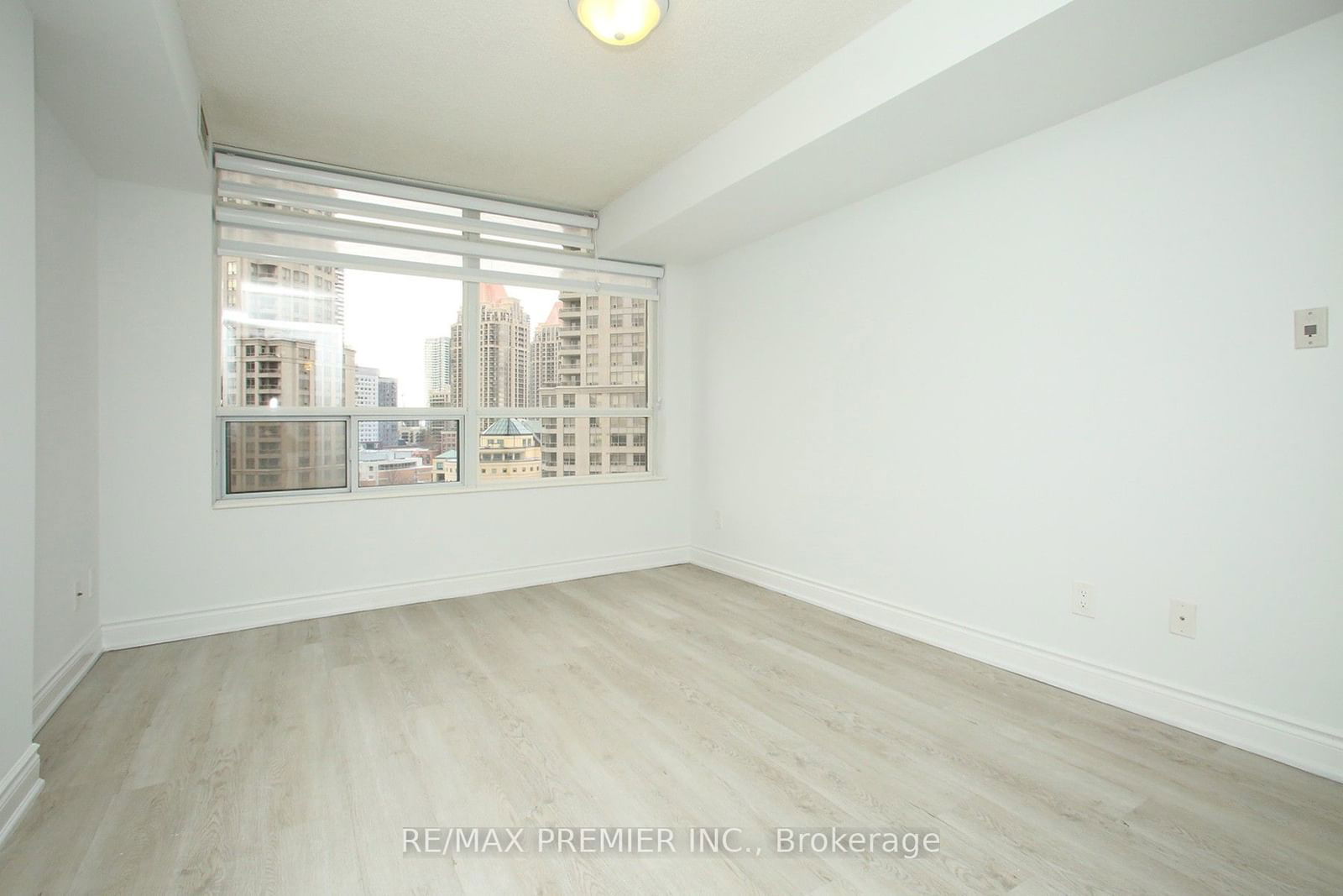 3880 Duke Of York Blvd, unit 1002 for rent