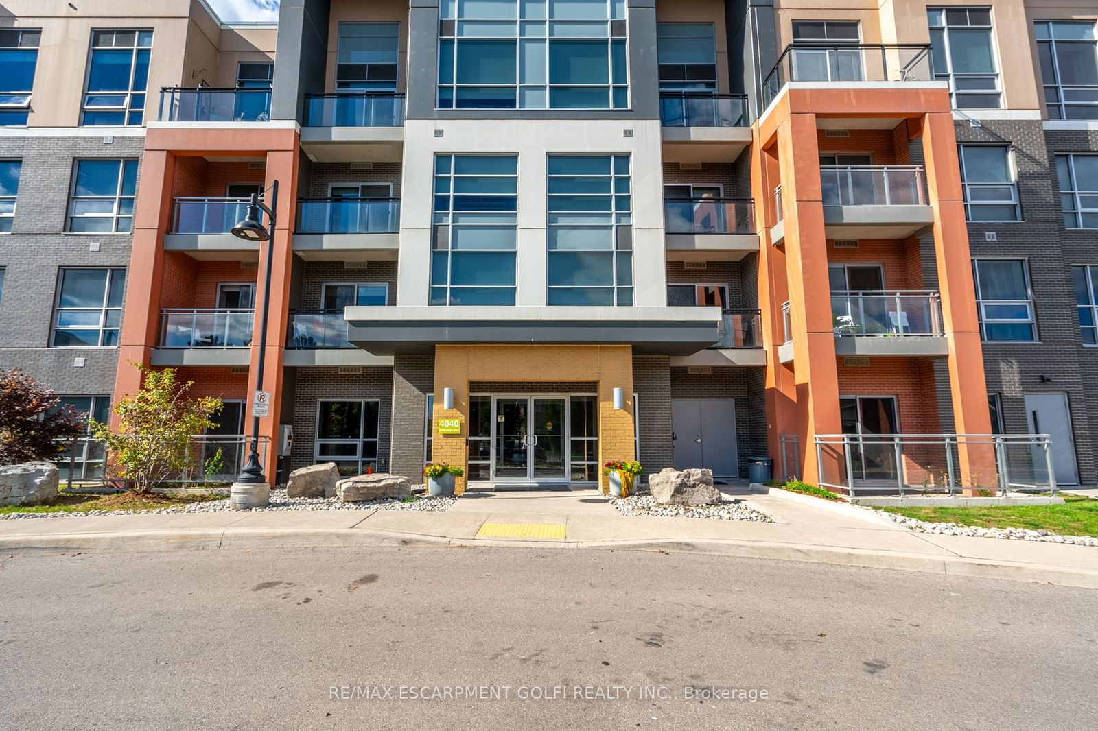 4040 UPPER MIDDLE Rd, unit 310 for sale