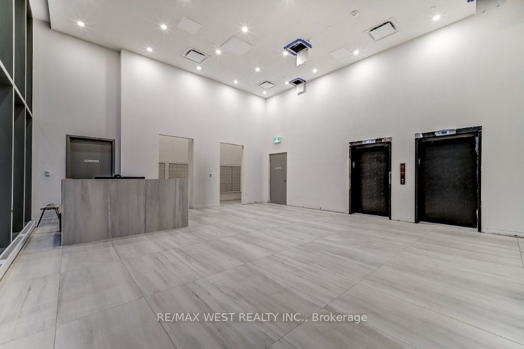 859 The Queensway, unit 513 for rent