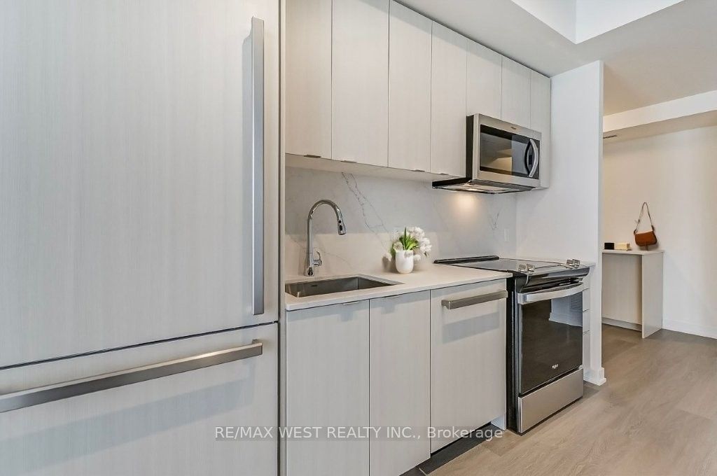 859 The Queensway, unit 513 for rent