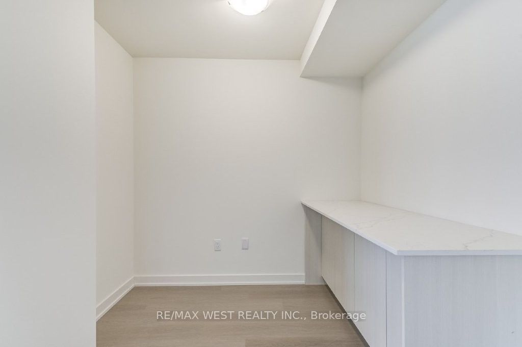 859 The Queensway, unit 513 for rent