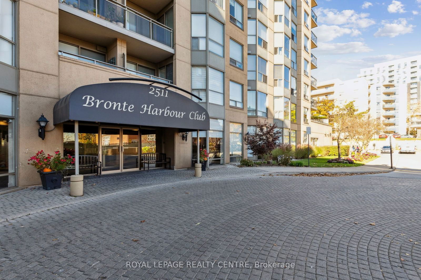 2511 Lakeshore Rd W, unit 606 for sale