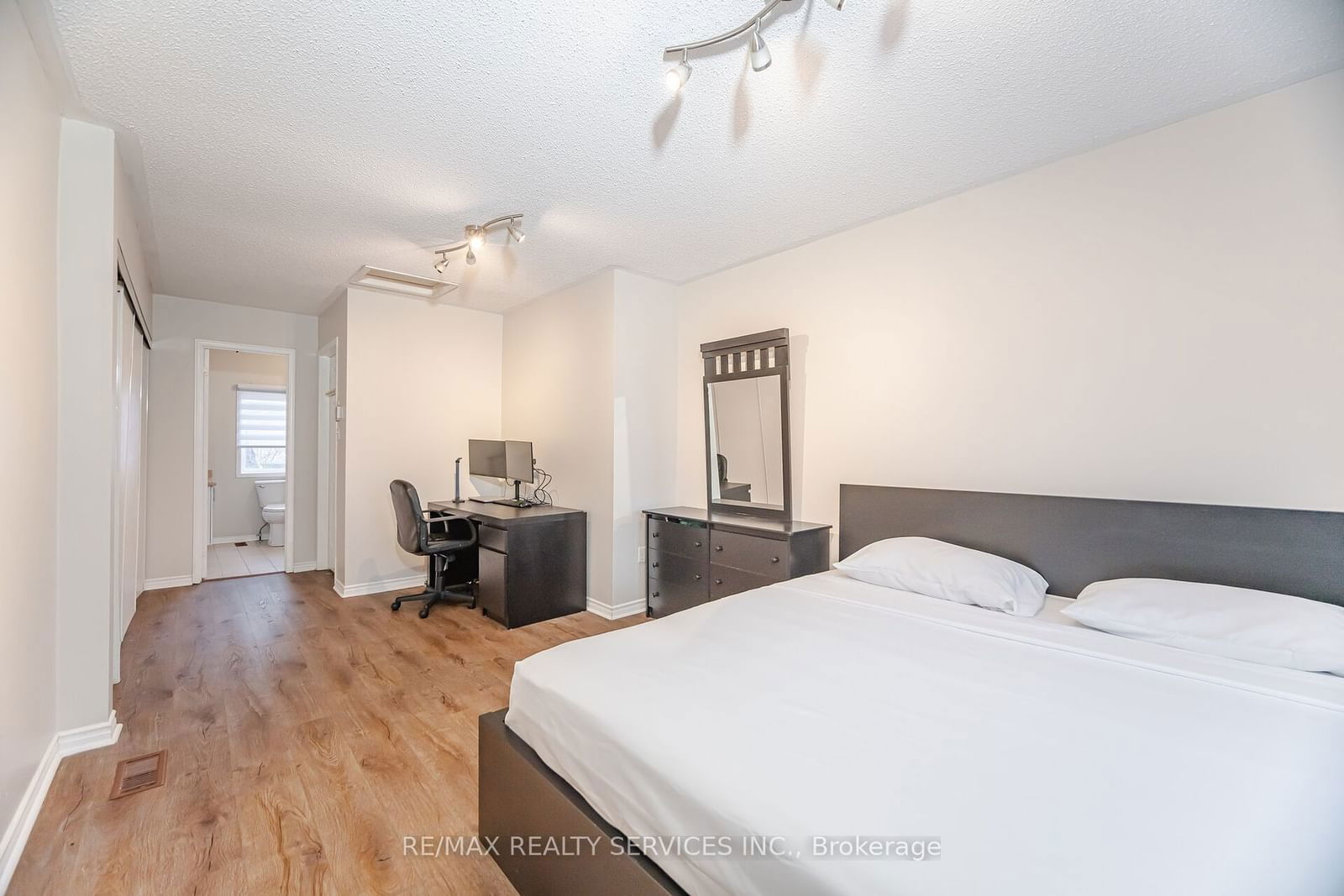 47 Spadina Rd, unit 32 for sale