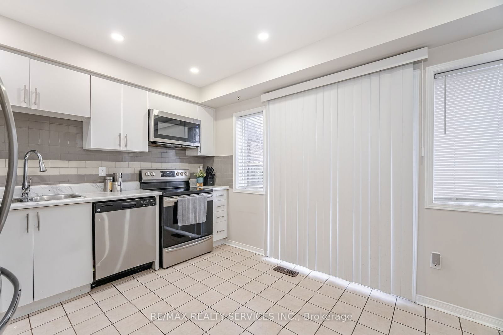 47 Spadina Rd, unit 32 for sale