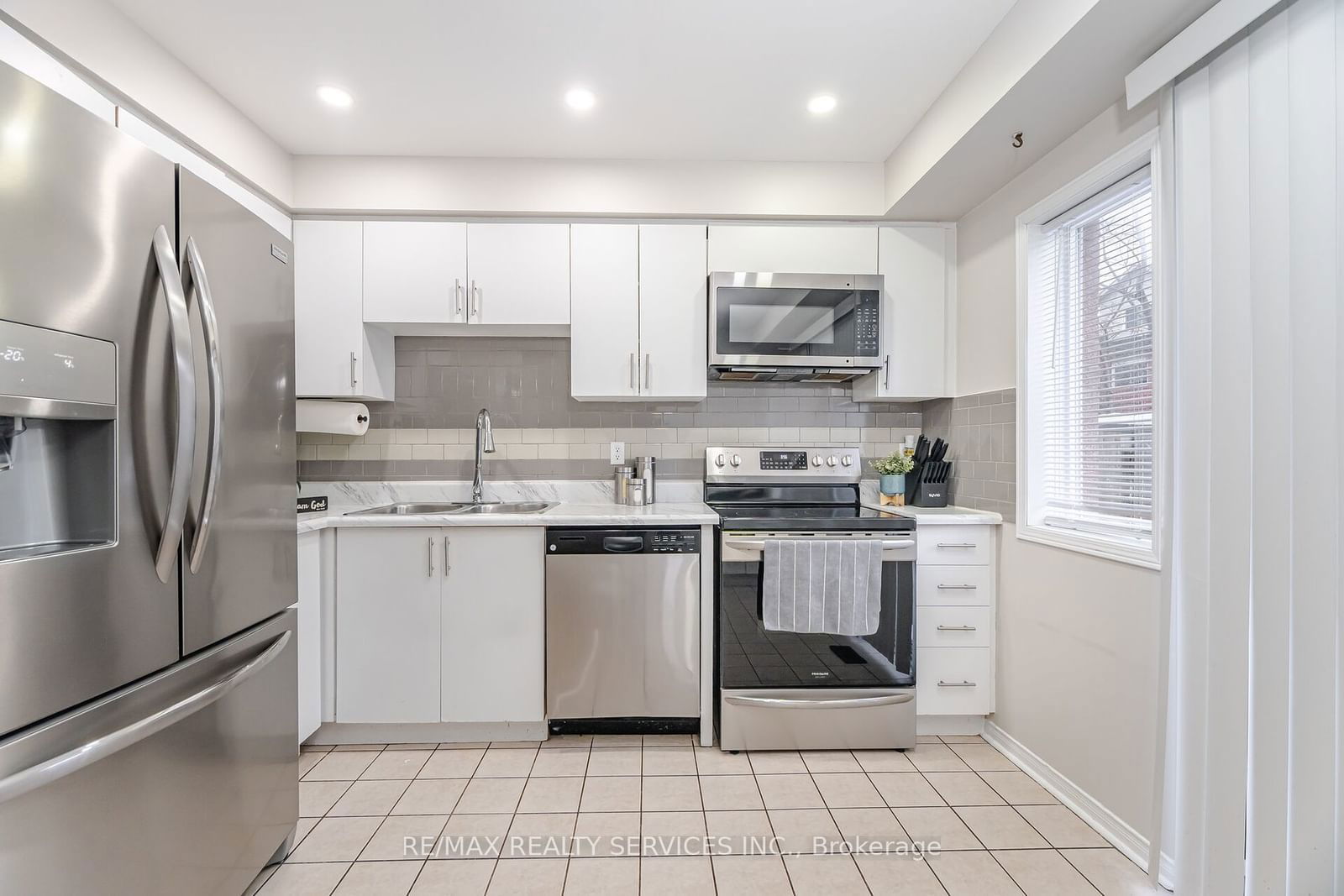 47 Spadina Rd, unit 32 for sale