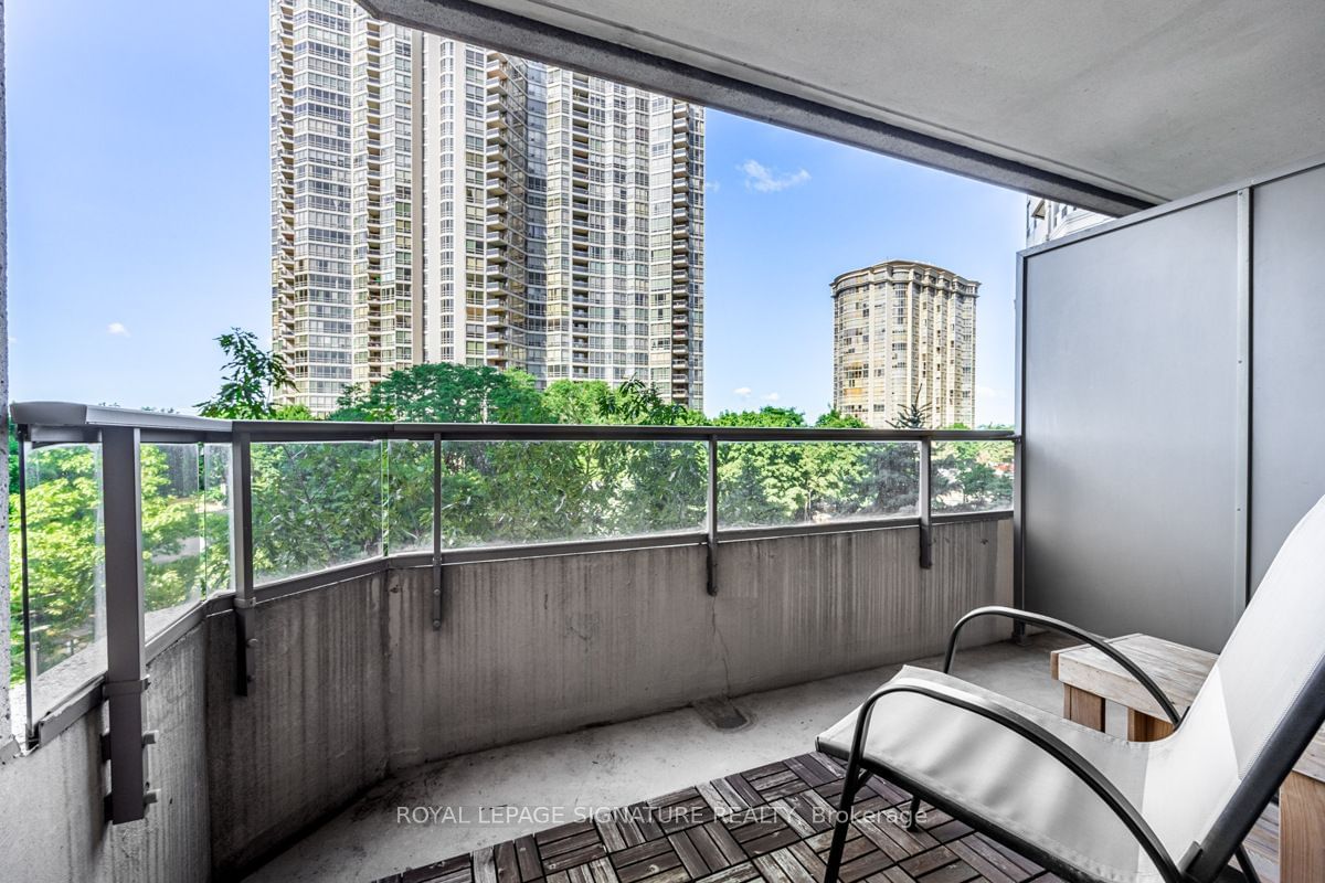 35 Kingsbridge Garden Circ, unit 413 for sale