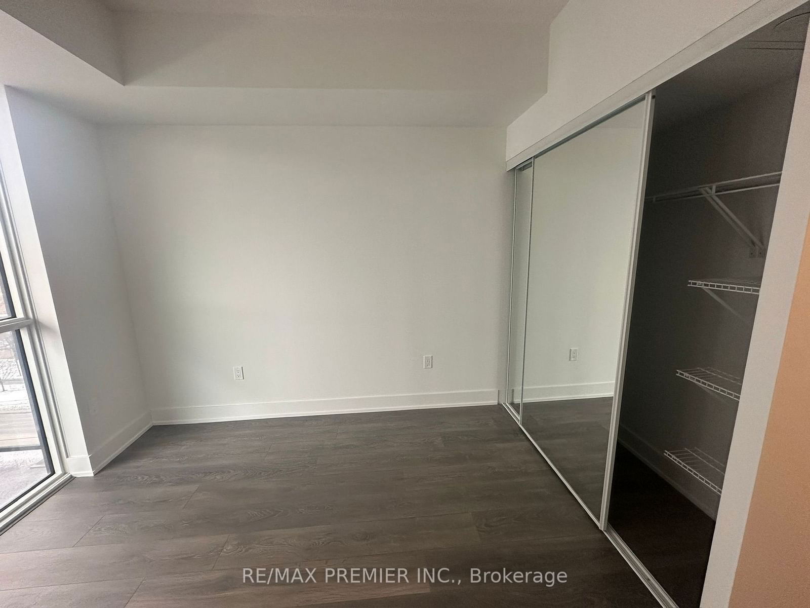 204 Burnhamthorpe Rd E, unit 803 for rent