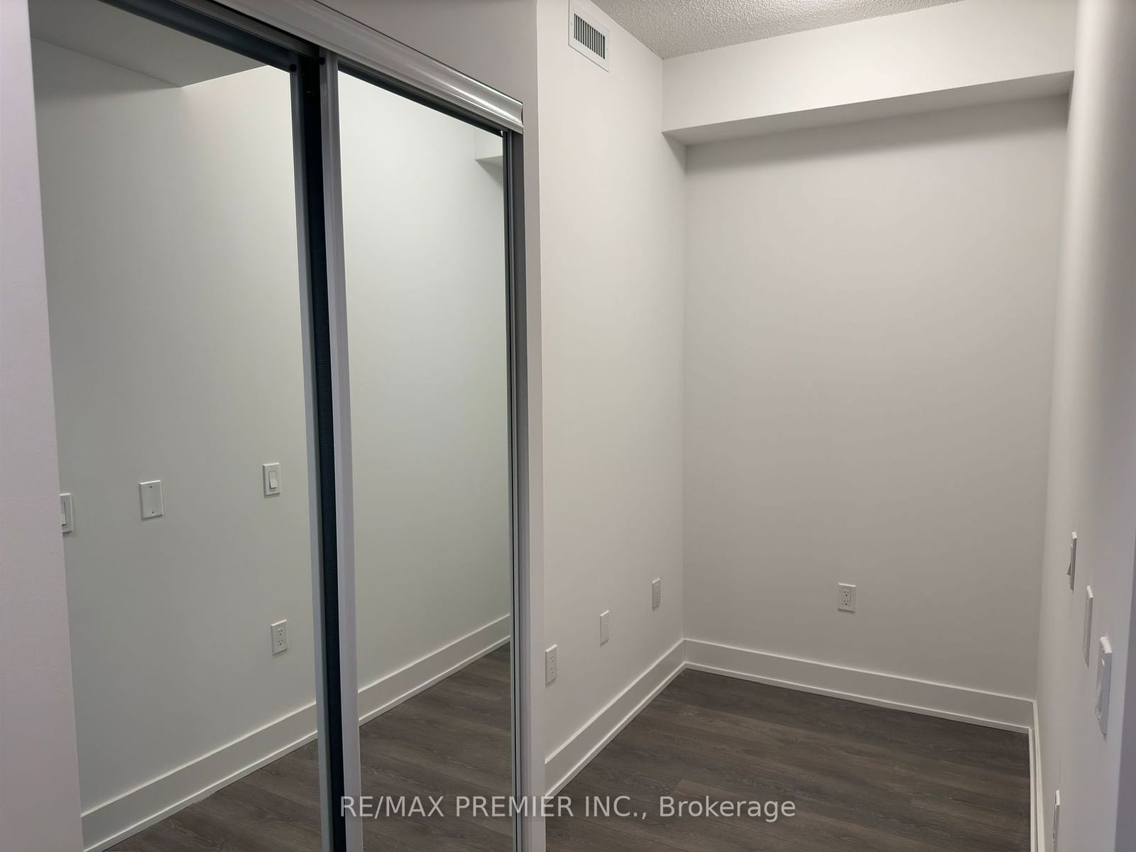 204 Burnhamthorpe Rd E, unit 803 for rent