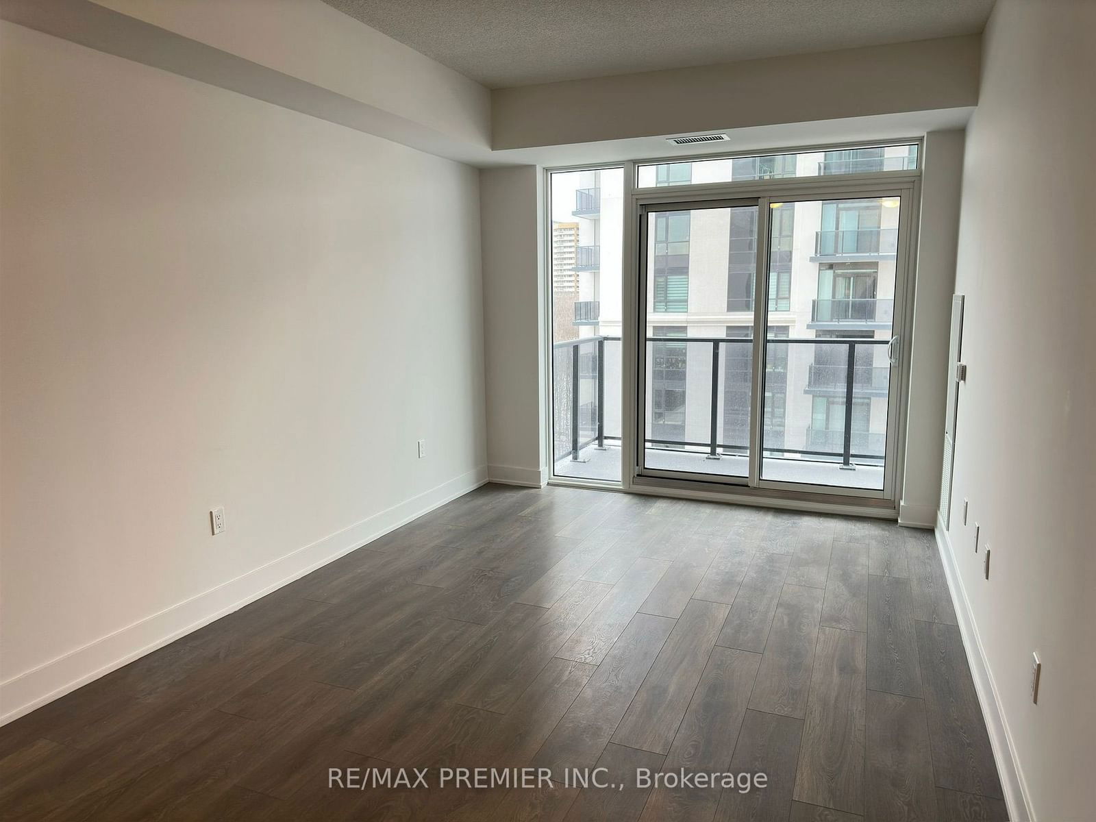 204 Burnhamthorpe Rd E, unit 803 for rent