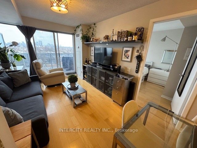 1050 The Queensway Ave, unit 712 for sale