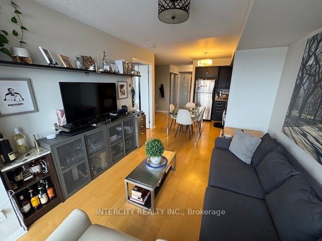 1050 The Queensway Ave, unit 712 for sale